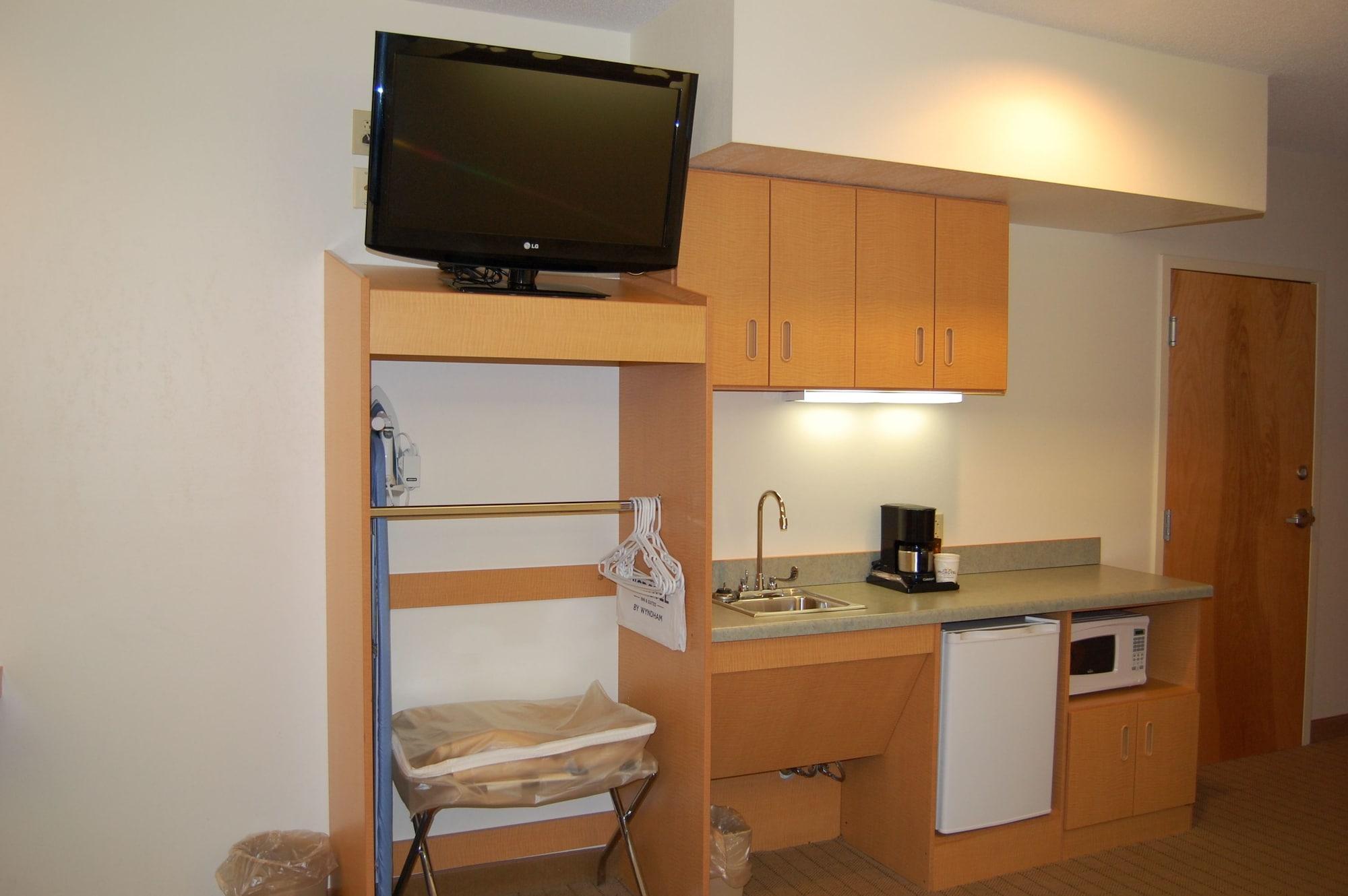 Microtel Inn & Suites By Wyndham Plattsburgh Bagian luar foto