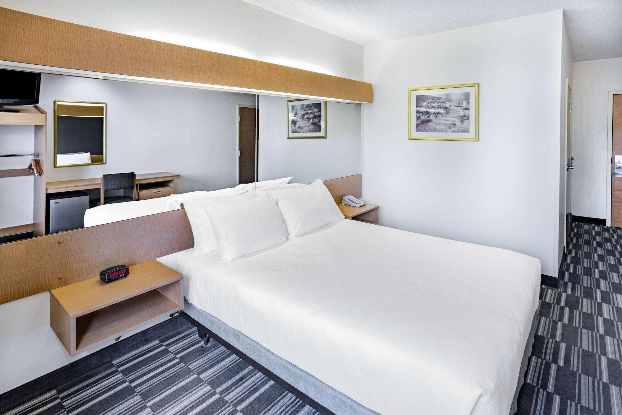 Microtel Inn & Suites By Wyndham Plattsburgh Bagian luar foto